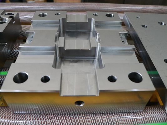DXM Logo Superior Special Mold Bases mit Präzisions-Prägeschleiffläche