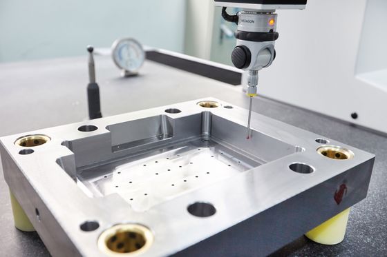 DXM Logo Plastic Mould Base mit und die Blockierungsleistung ist besseres CNC verarbeitetes quadratisches Eisen-Schrauben-Loch